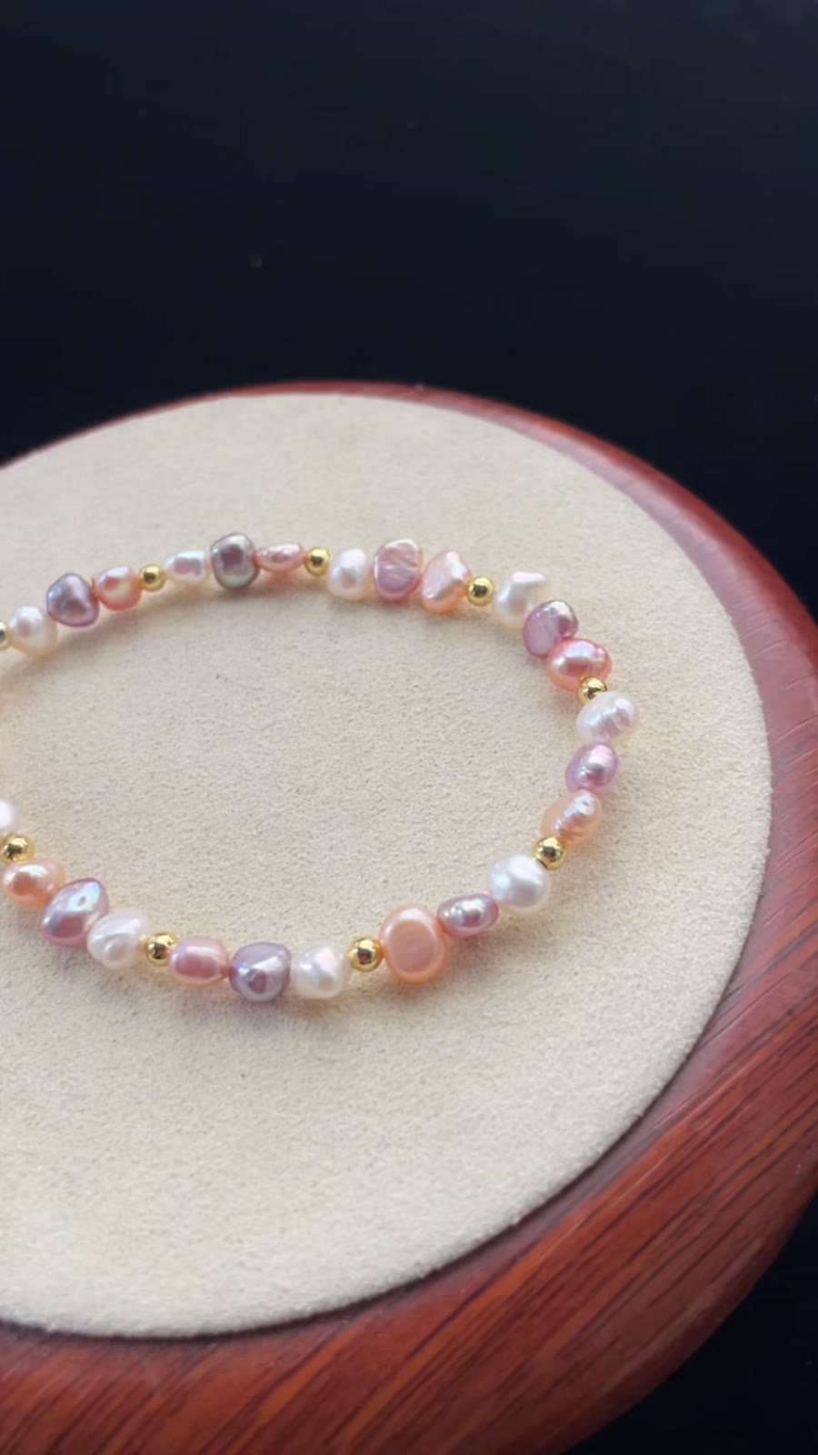 Pulseira de Pérolas Naturais Tipo Rebuçado com Acento Dourado