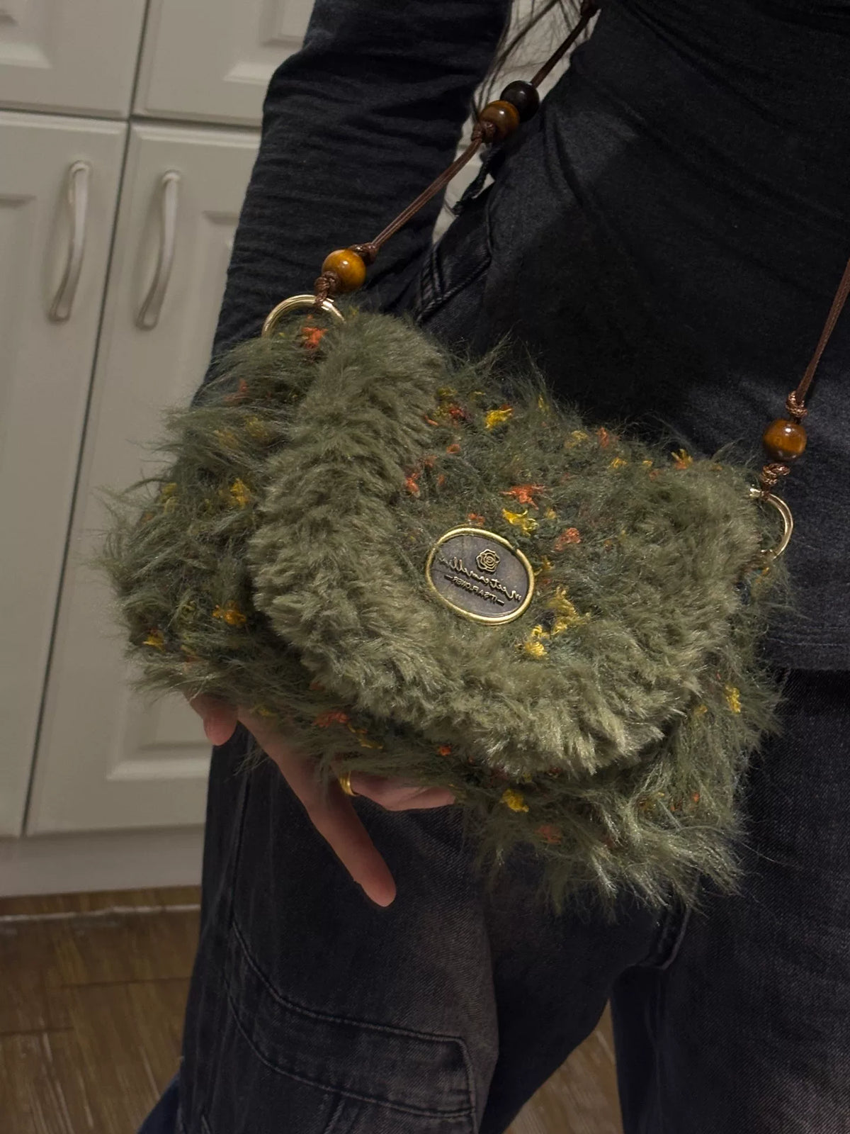 Kleine flauschige grüne Häkelhandtasche