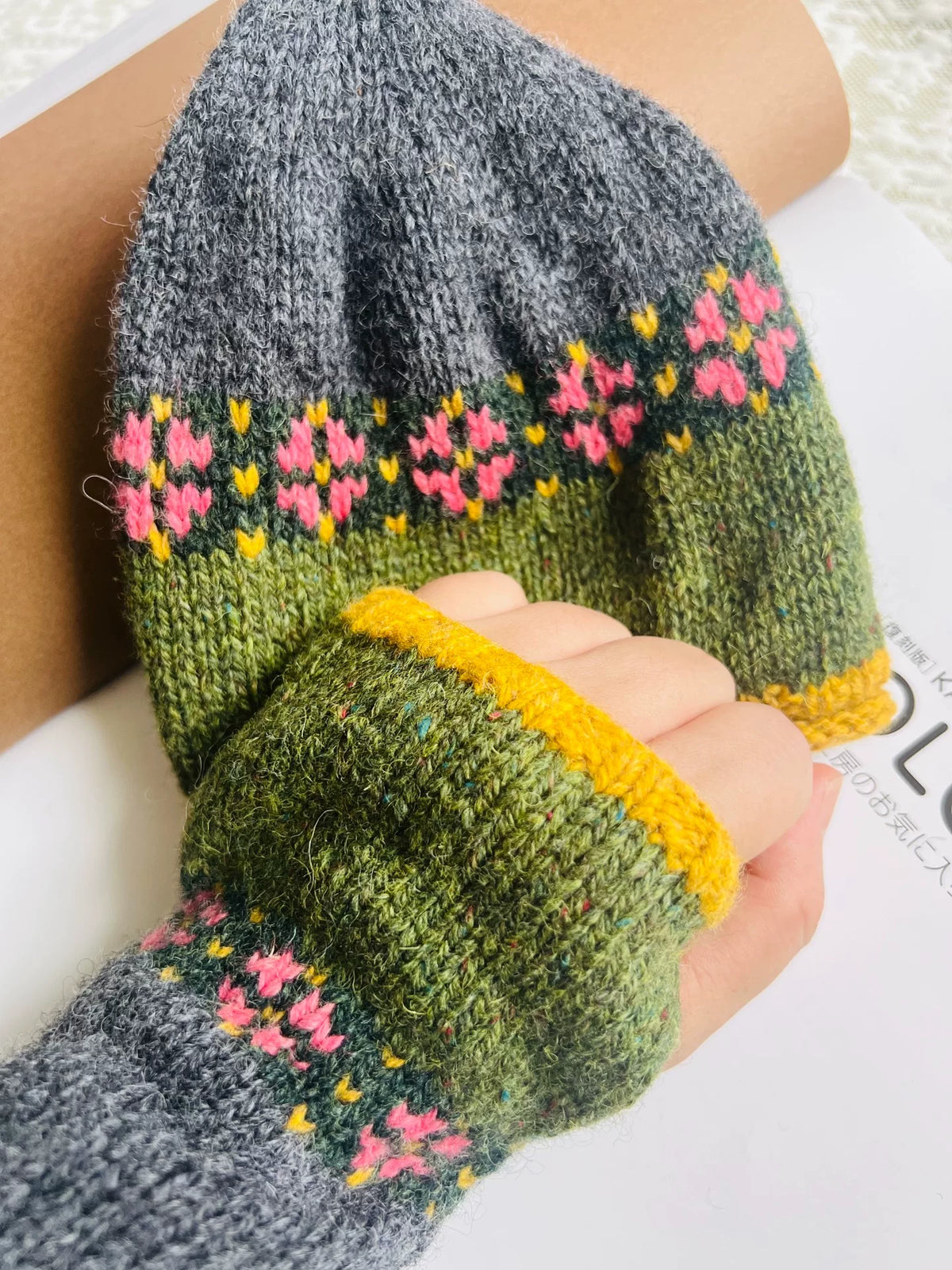 Conjunto de Gorro e Mitenes em Lã Shetland