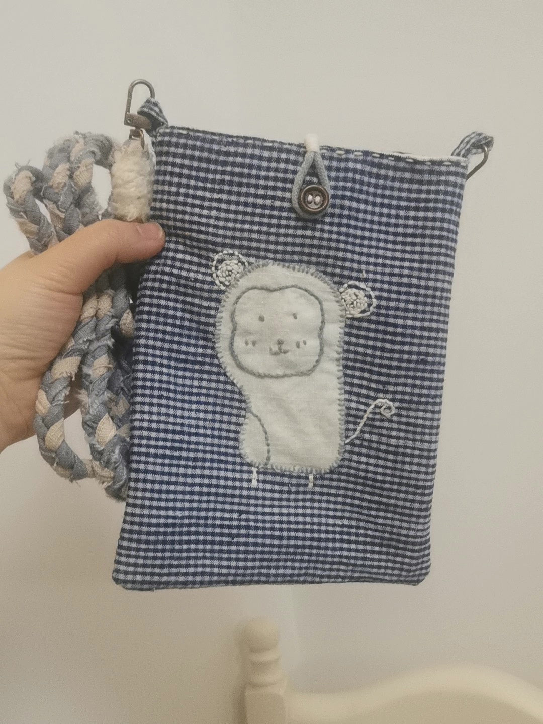 Pochette bandoulière en coton à carreaux indigo tissée main