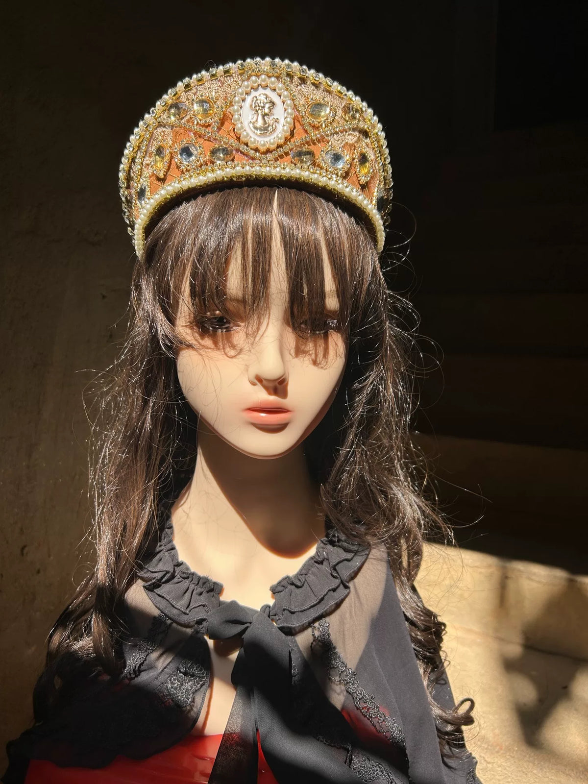 Goldene Tudor-Krone mit Cameo-Kopfschmuck