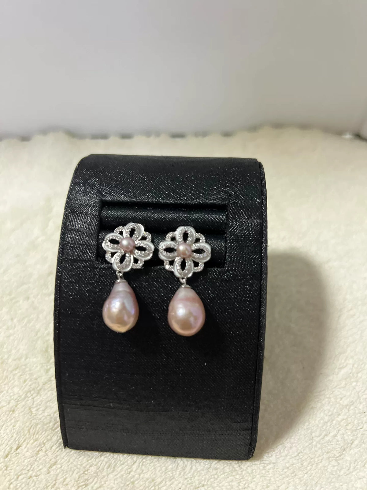 Pendientes largos de perla púrpura con diseño floral