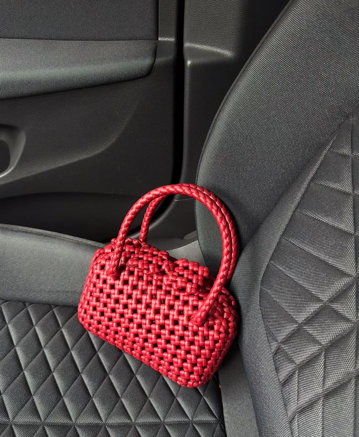 Handgewebte Muscheltasche in Kirschrot