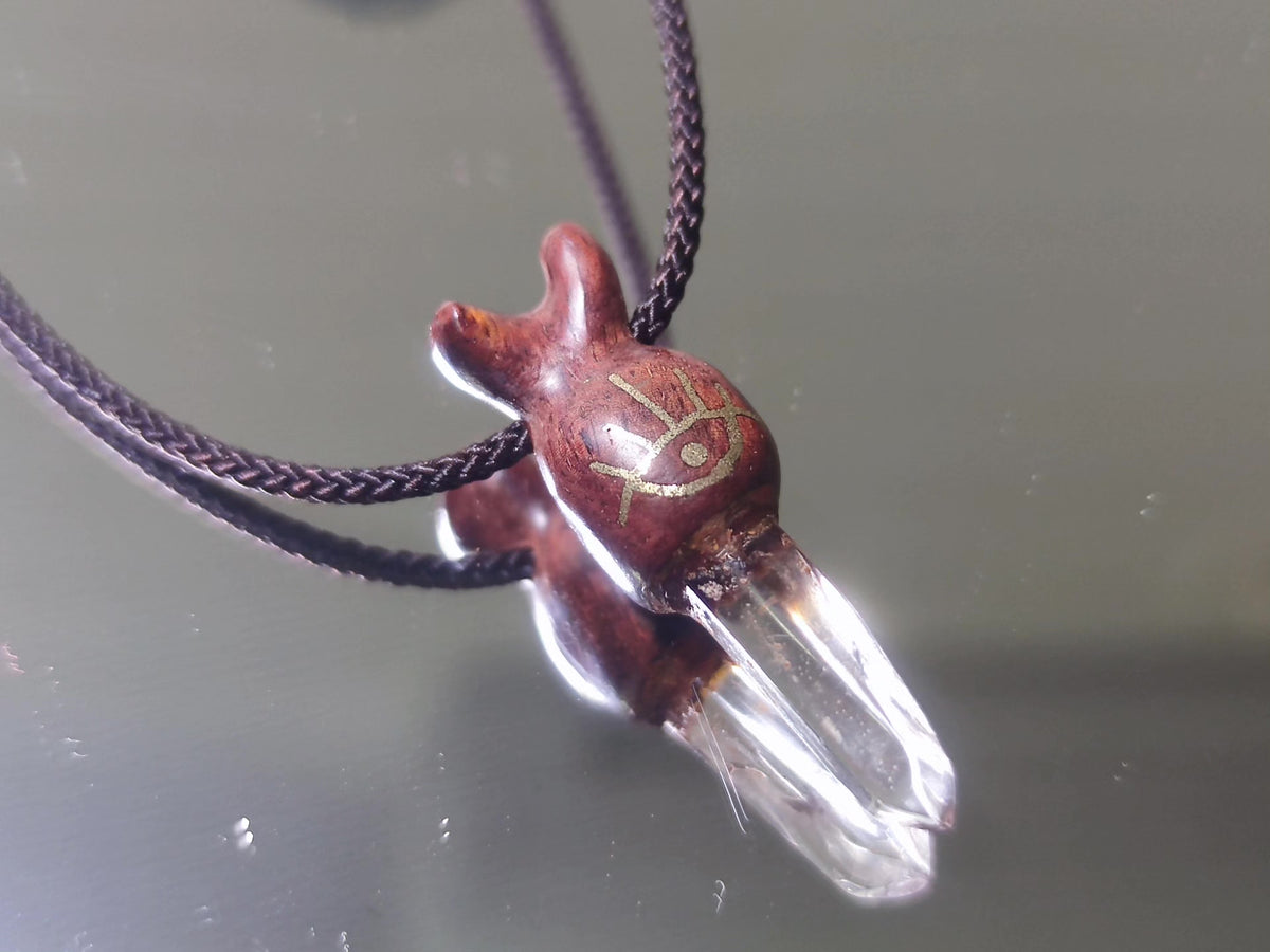 Pendente de Cristal de Quartzo Branco com Chapéu de Duende em Sândalo
