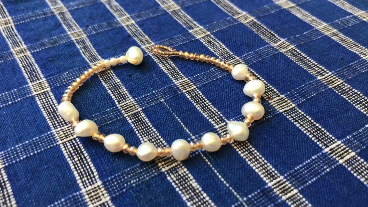 Pulsera de perlas barrocas hecha a mano con cuentas doradas