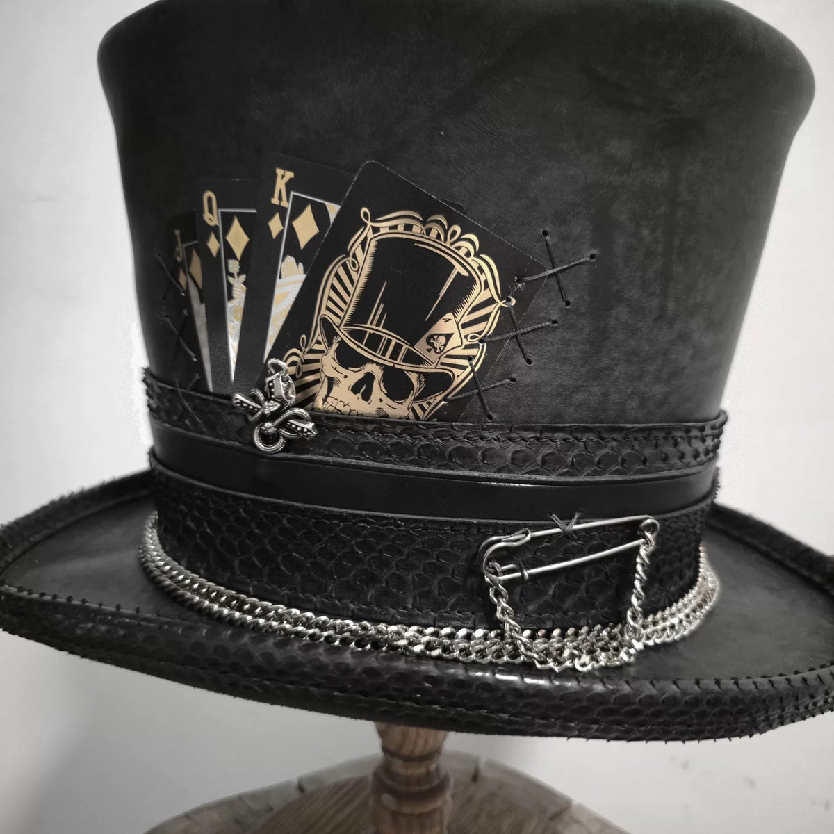 Haut-de-forme en cuir noir avec bande en peau de serpent