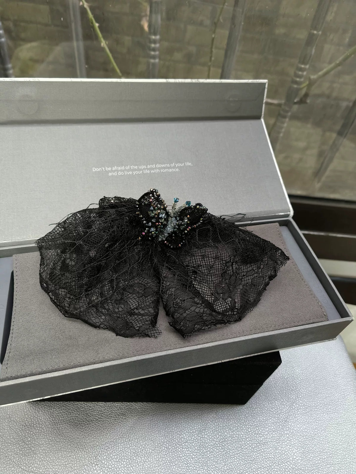 Fermetta con Farfalla in Mesh Nero e Cristalli