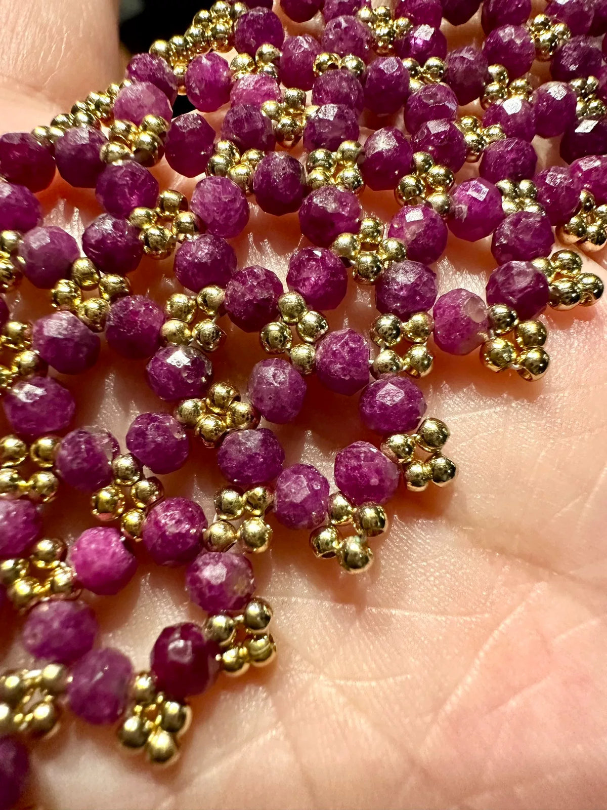 Halsband med spetskrage i naturlig röd korundum