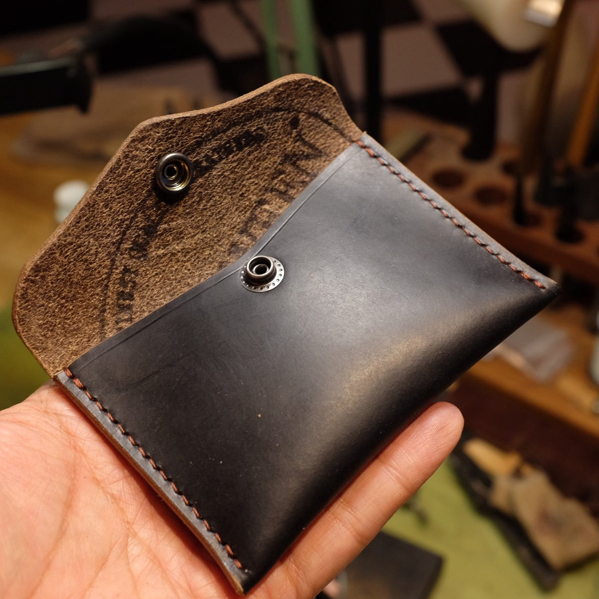 Handgenähter schwarzer Kartenholder mit Kupferdruckknopf