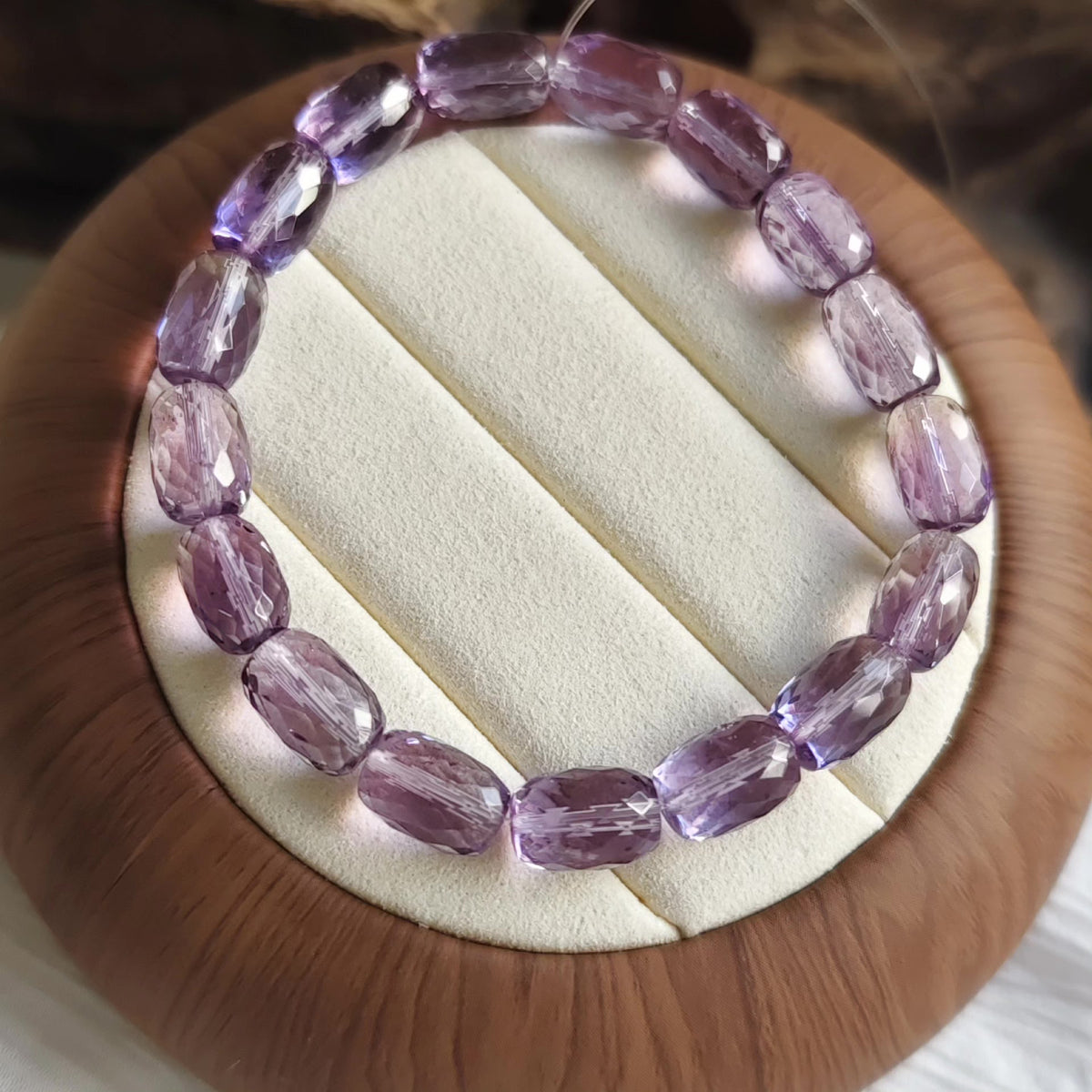 Armband med ametist och fasetterade trumformade pärlor