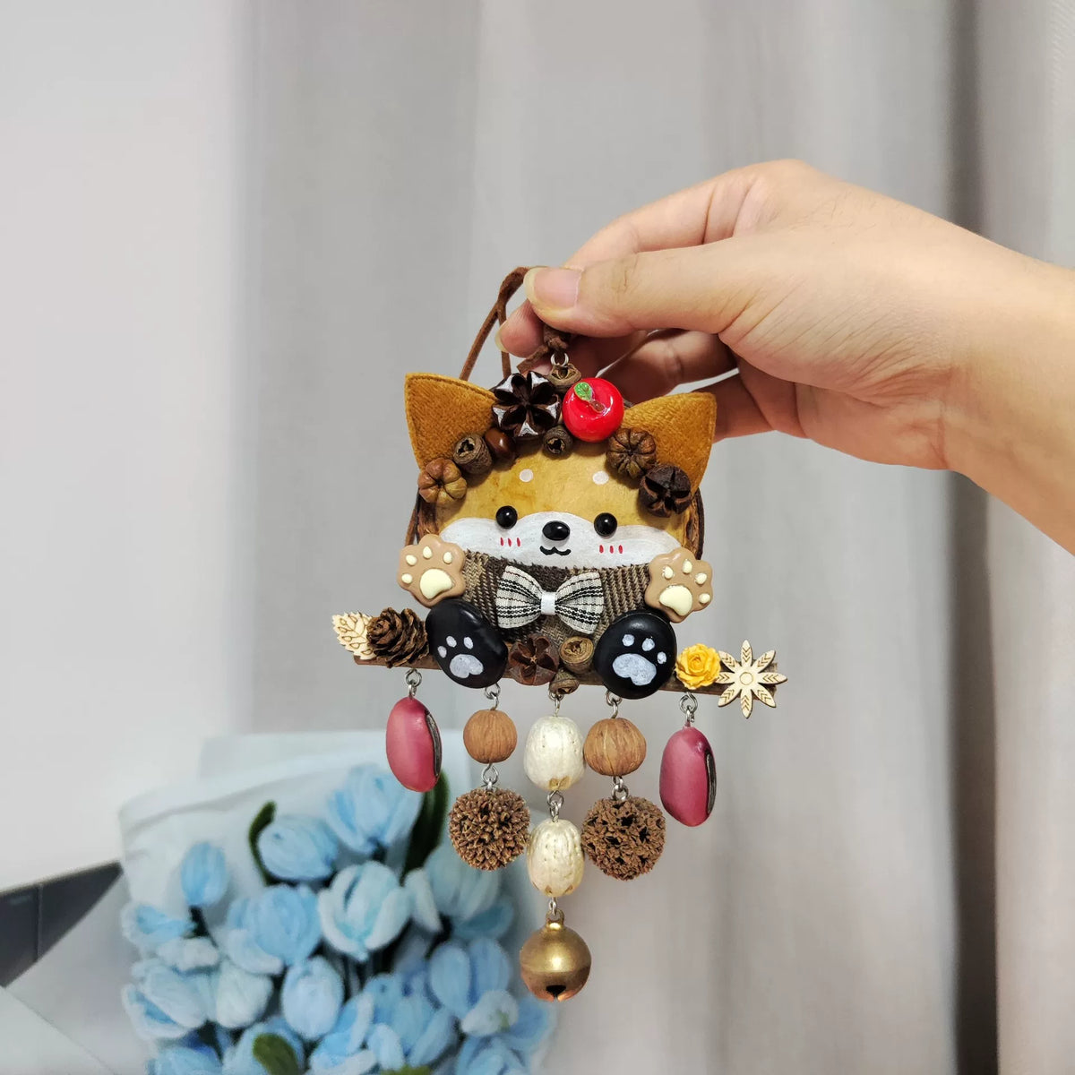 Adorno colgante de Shiba Inu en vaina natural hecho a mano
