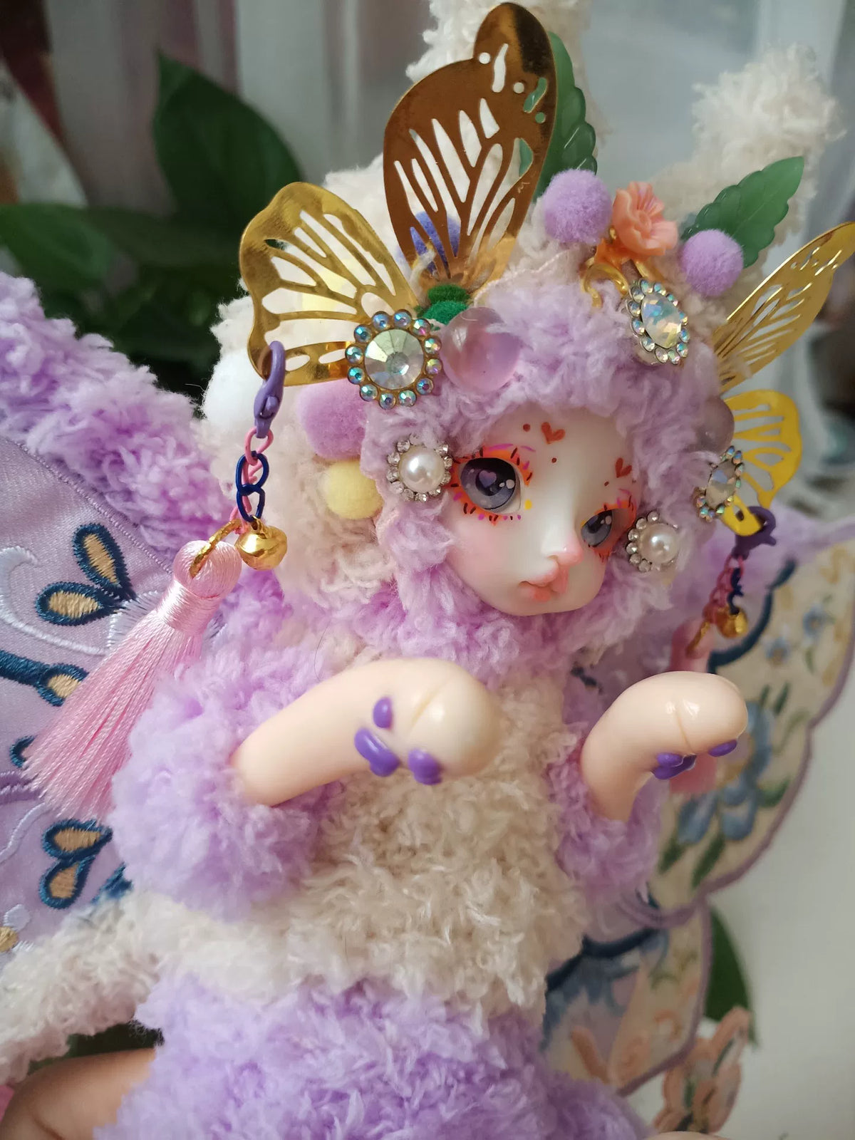 Broderad fjärilsdocka med ansikte, fantasyfigur