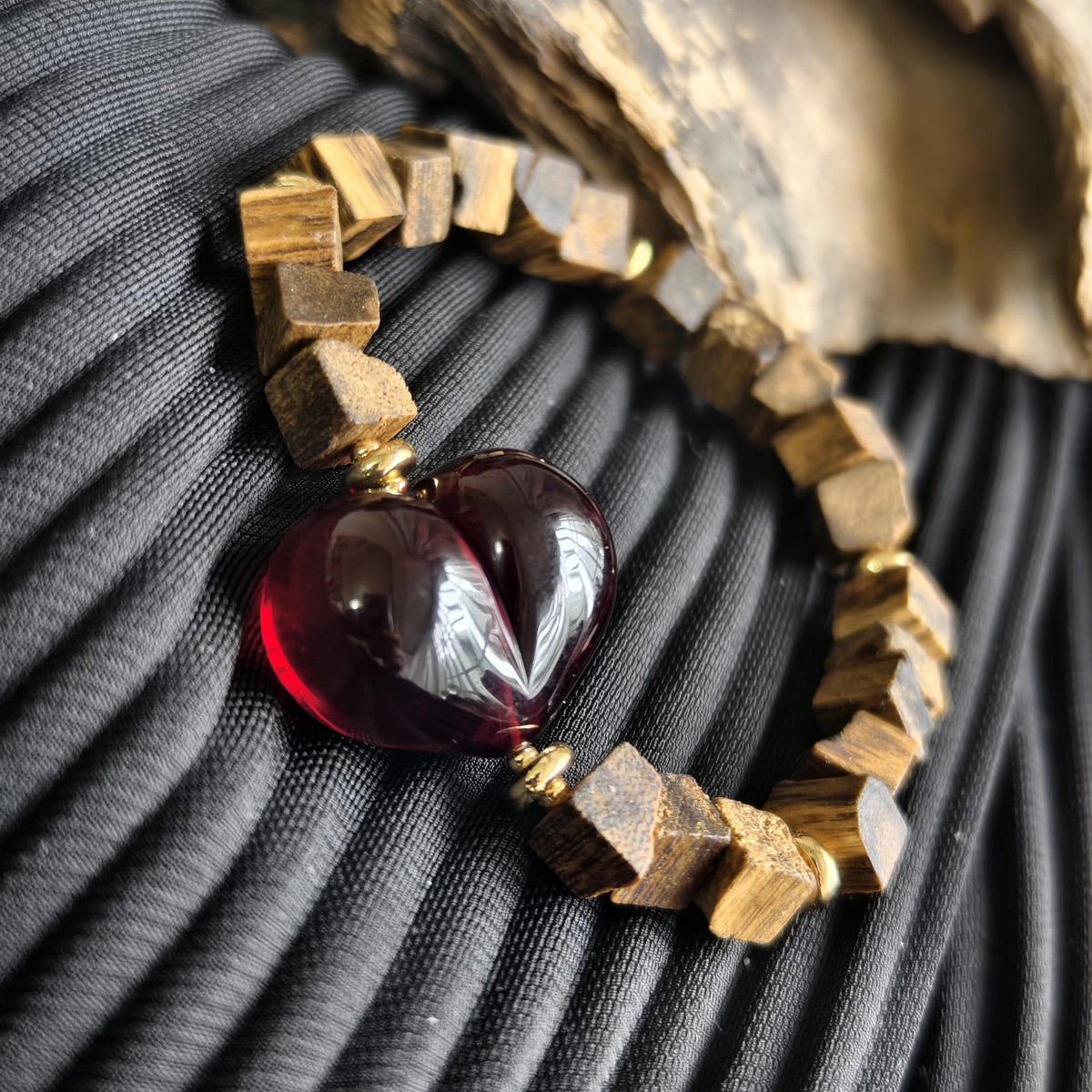 Agholz-Armband mit Blutbernstein-Herz