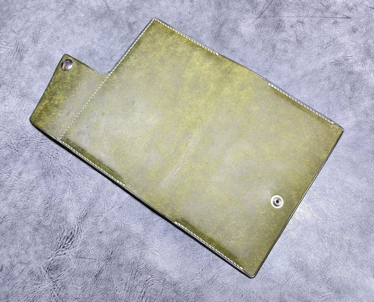 Capa de caderno em couro verde-azeiva 140x88mm