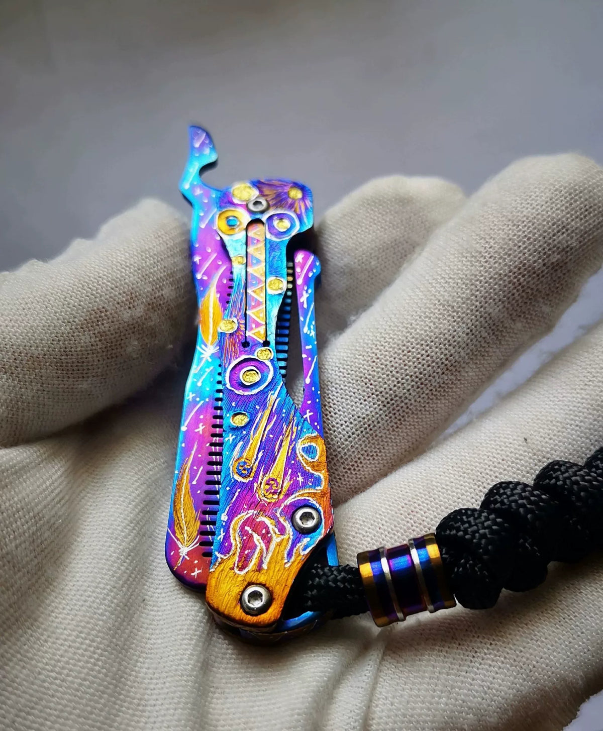 Vikbar kam i rent titan, iriserande anodiserad unisex