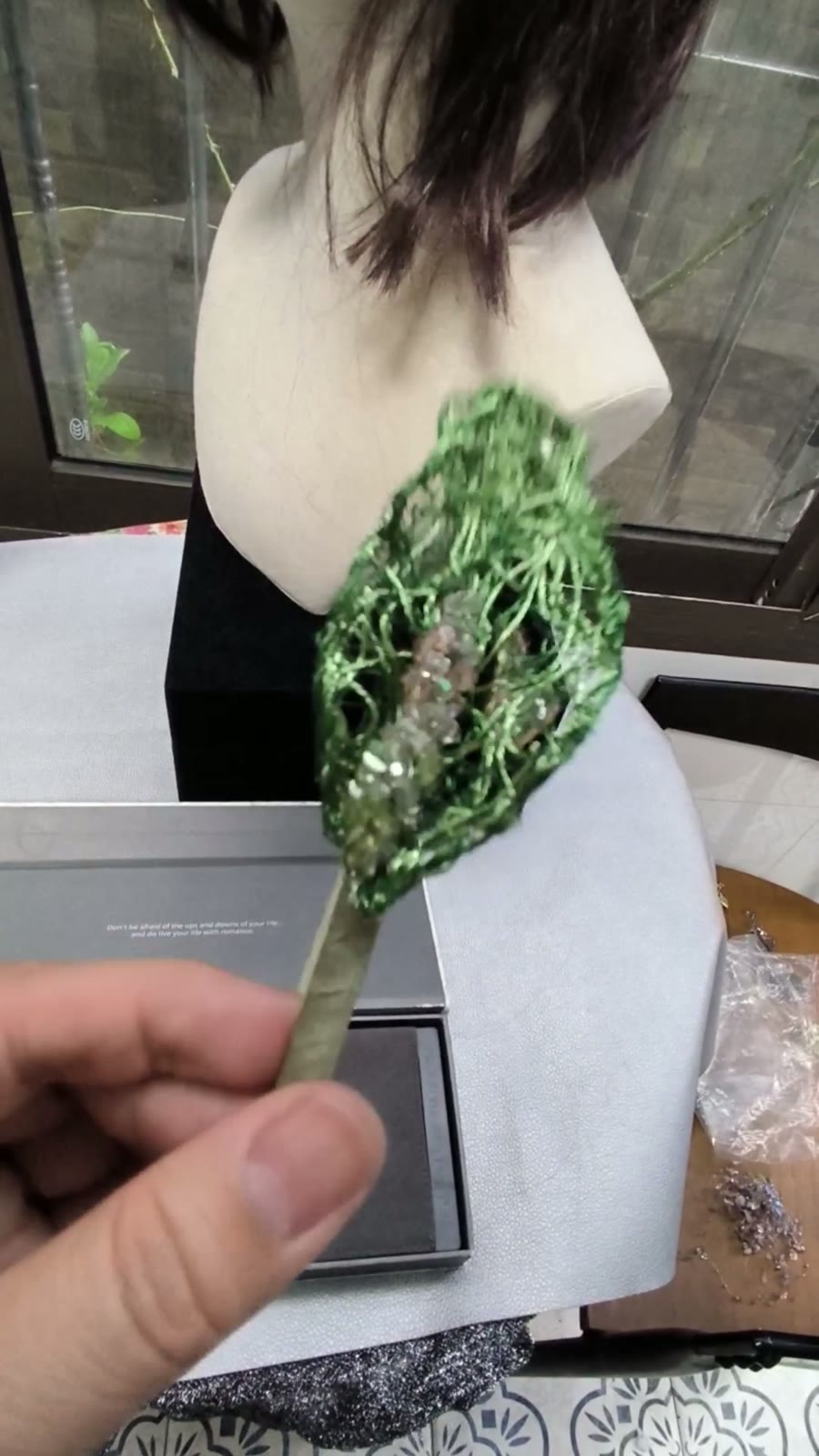 Handgewebtes Calla-Lilie Kristall-Headband mit grünen Blättern