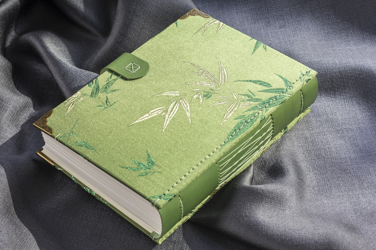 Cuaderno de brocado con hojas de bambú y cubierta de piel vacuna