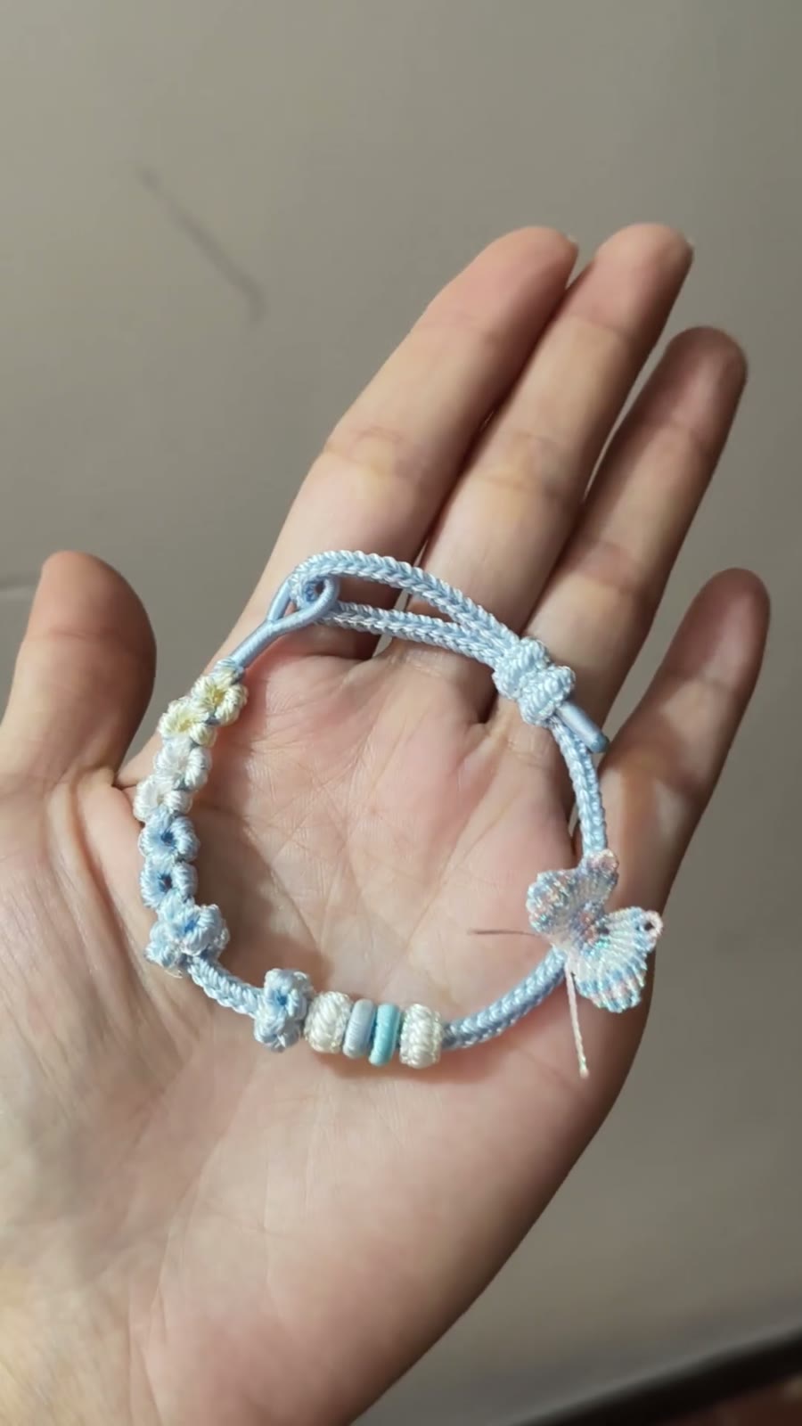 ハンドメイド ブルー＆ホワイトの編み込みレスレット 蝶と花