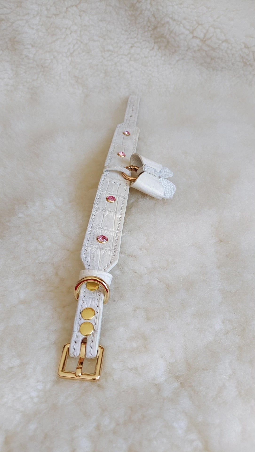 Handgjord hundhalsband i krokodilläder med rosa kristaller