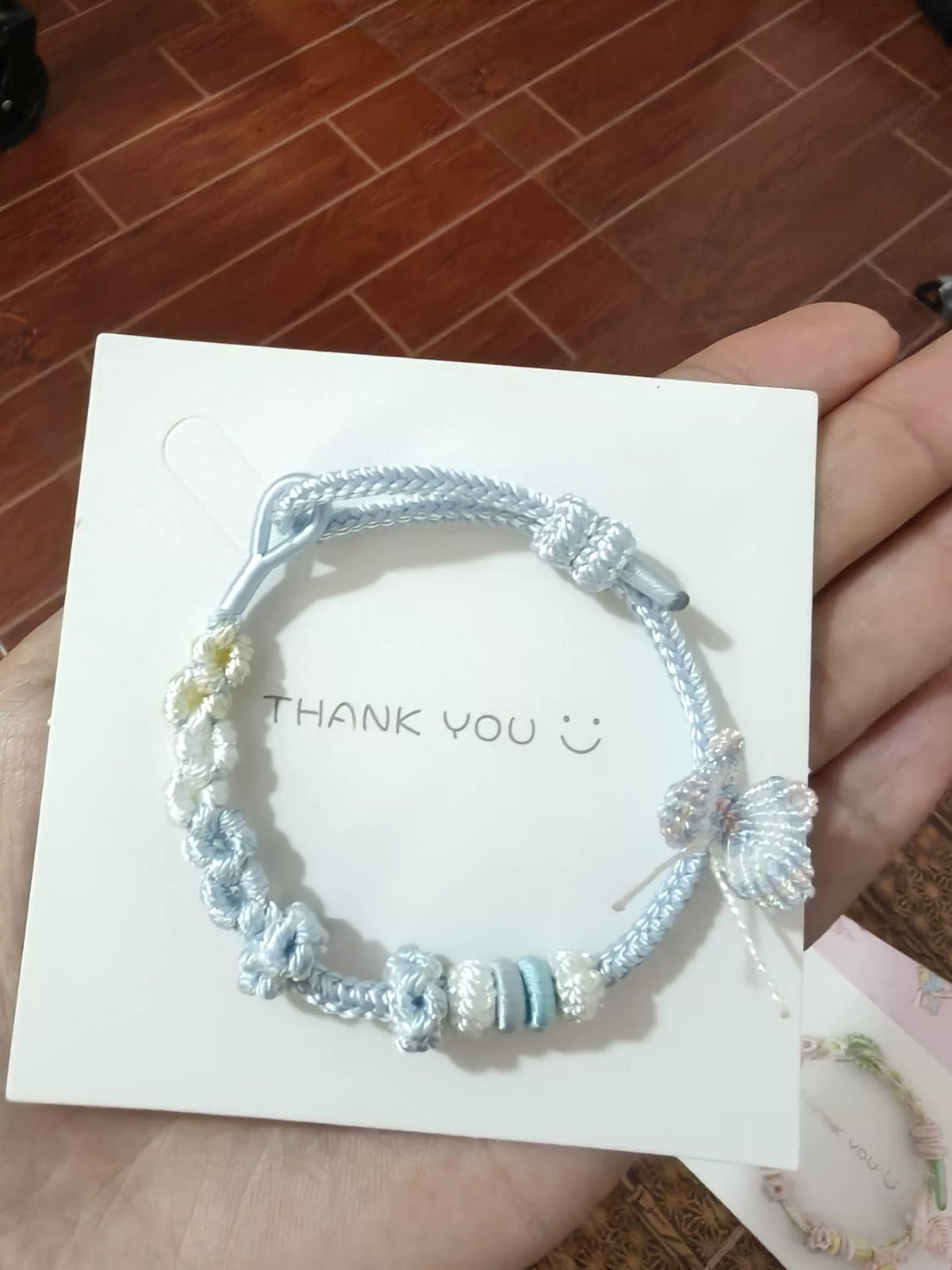 ハンドメイド ブルー＆ホワイトの編み込みレスレット 蝶と花