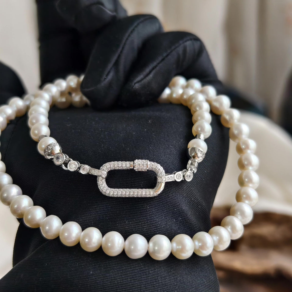 Collier de perles avec fermoir ovale serti