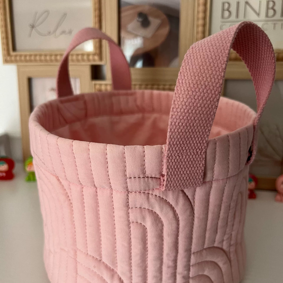 Cesta de cubo rosa acolchada hecha a mano