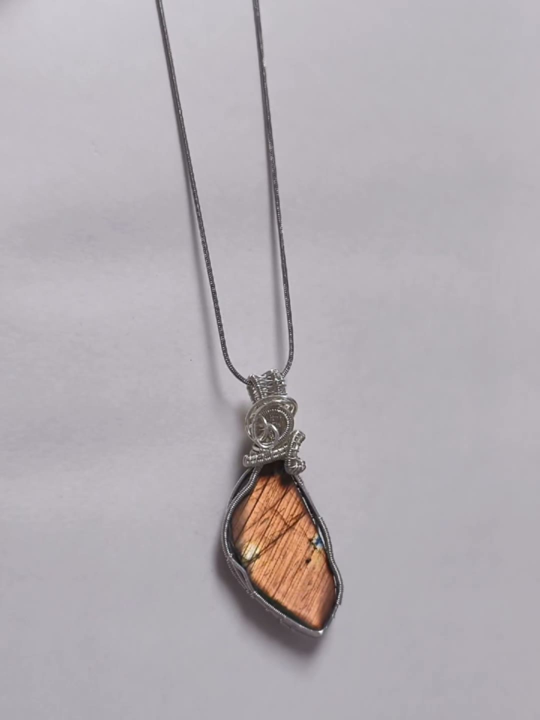 Collana artigianale in labradorite arancione avvolta nel filo