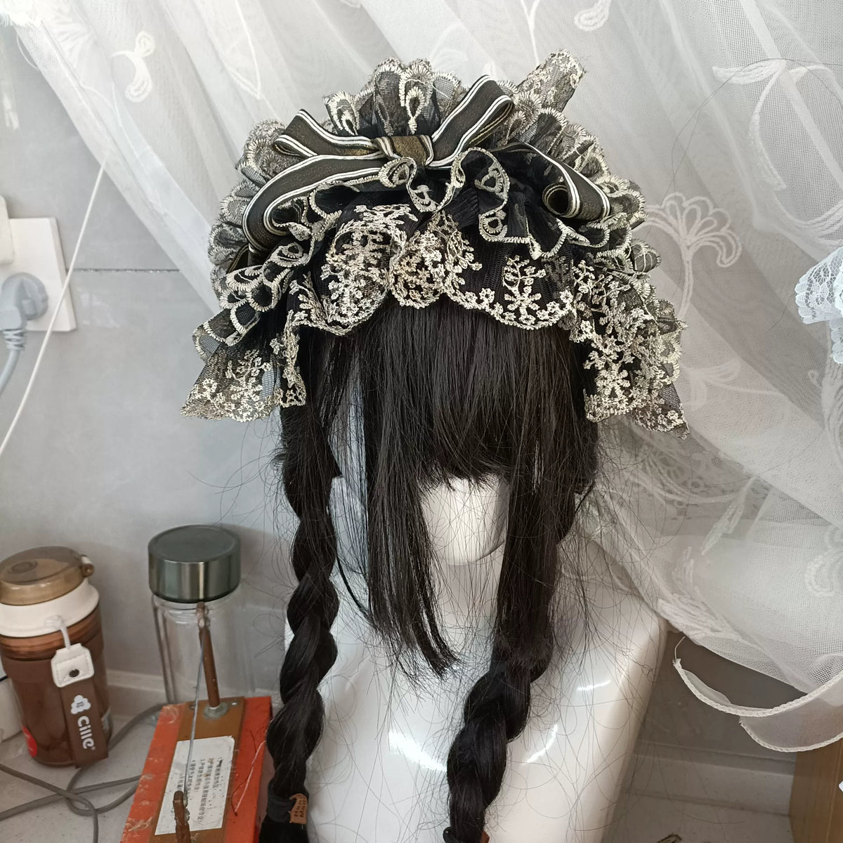 Copricapo in pizzo nero arricciato con fiocco verde oliva