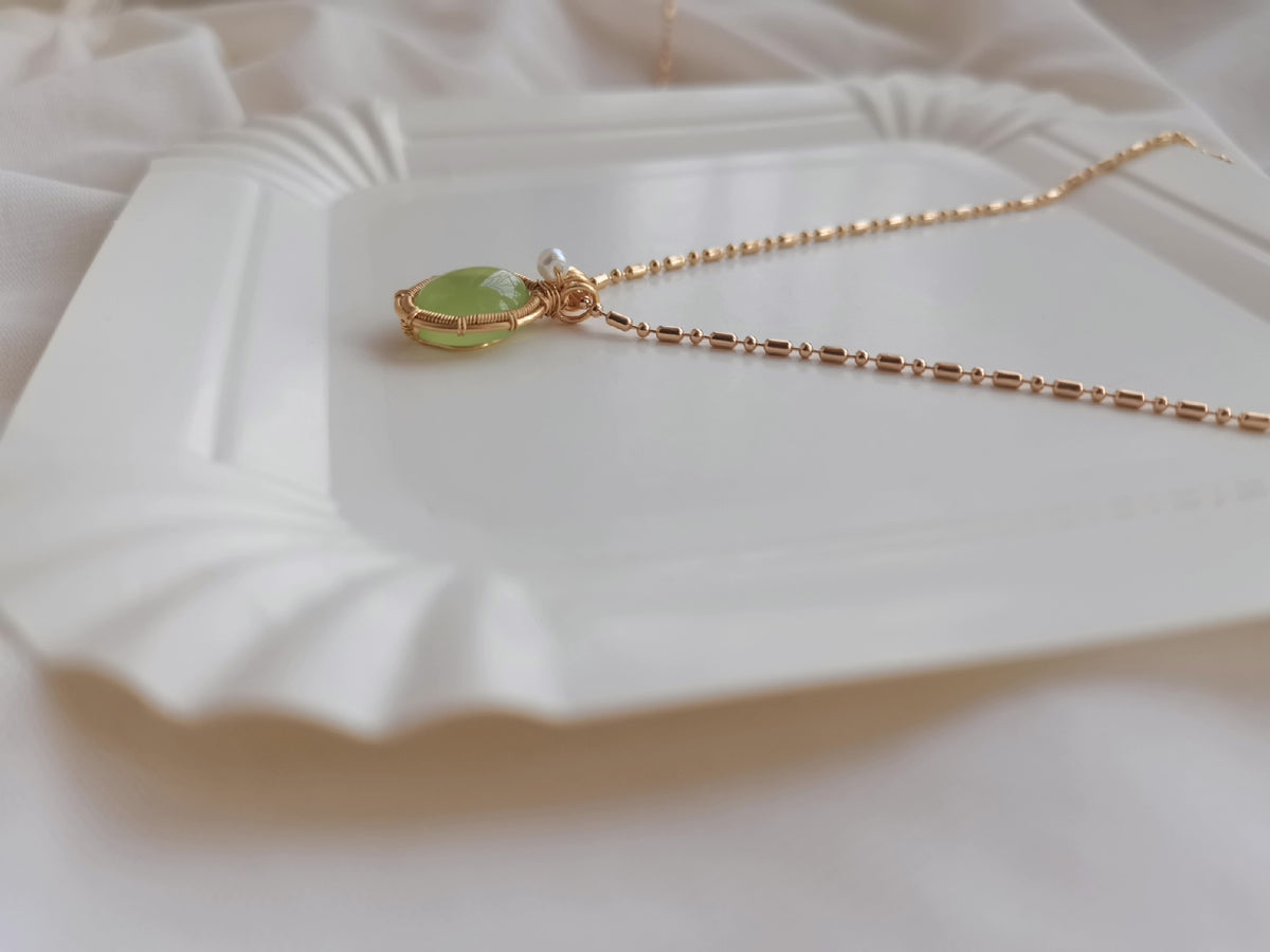 Pendentif en préhnite serti de fil
