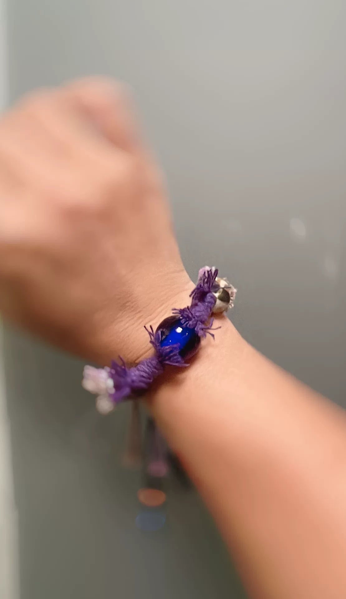 Handgemaakte gevlecht paars koord armband met blauwe glaskraal