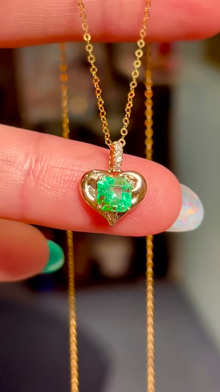 18k Gold Heart Pendant Green Square Gemstone