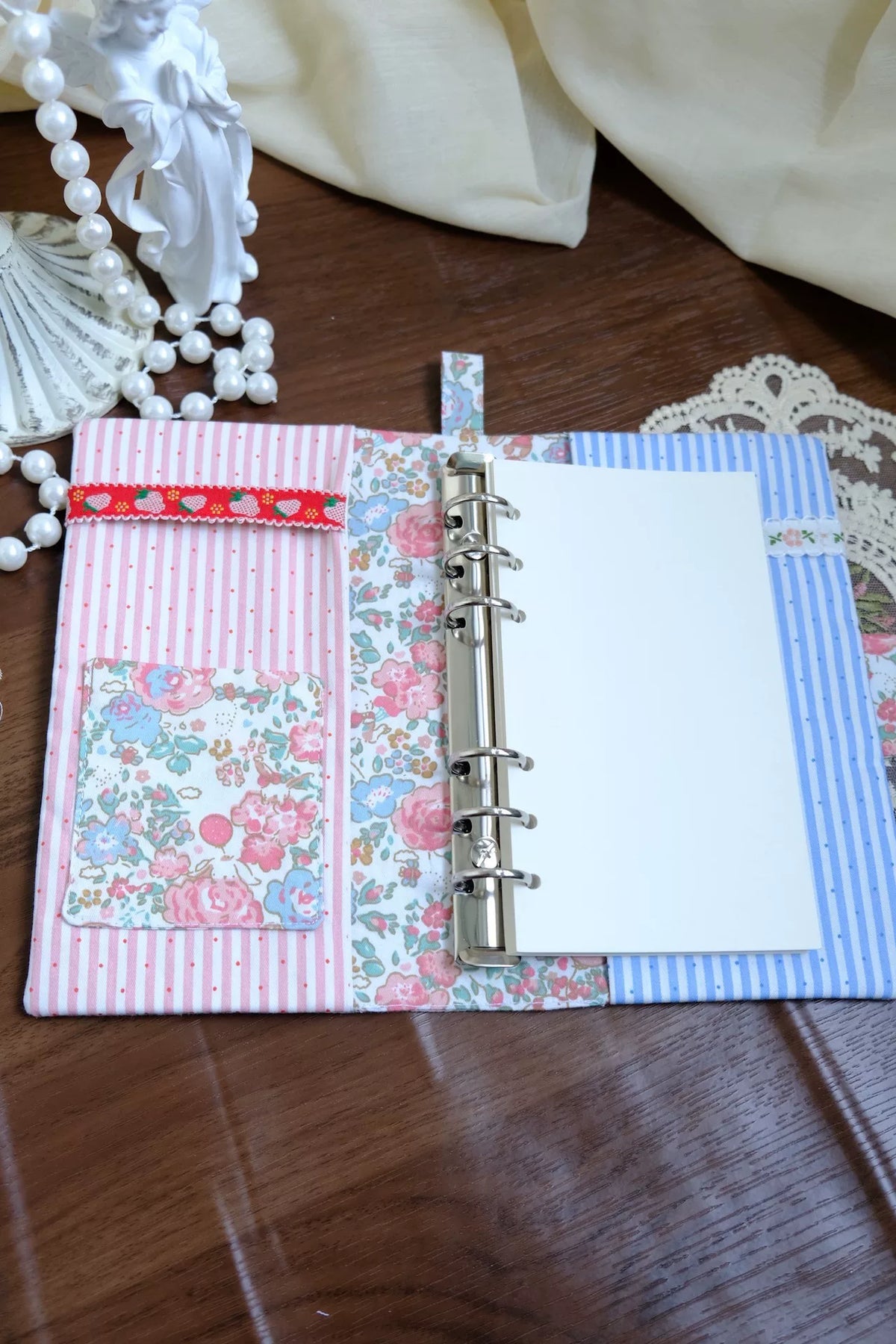 Couverture de classeur artisanal A6 Lapin et Fraise