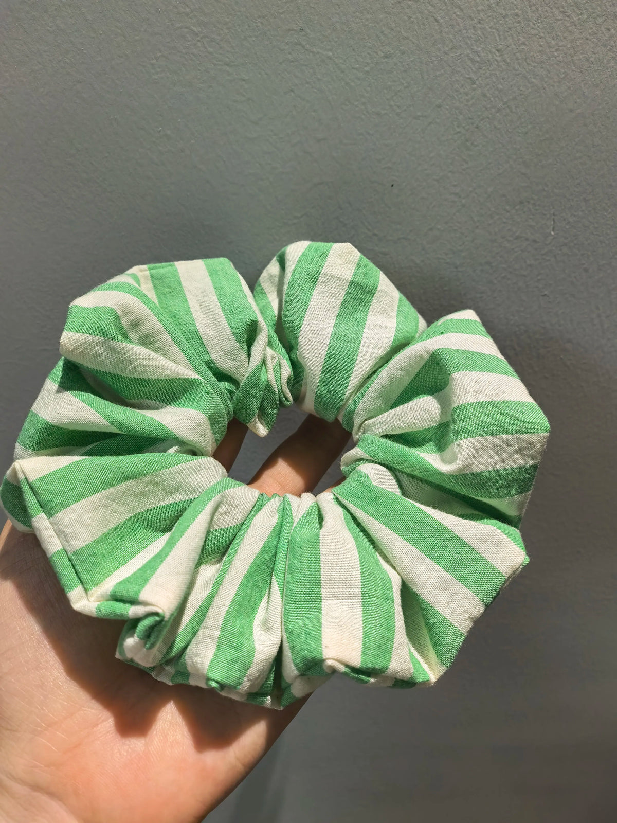 Chouchou fait main en coton rayé vert et blanc
