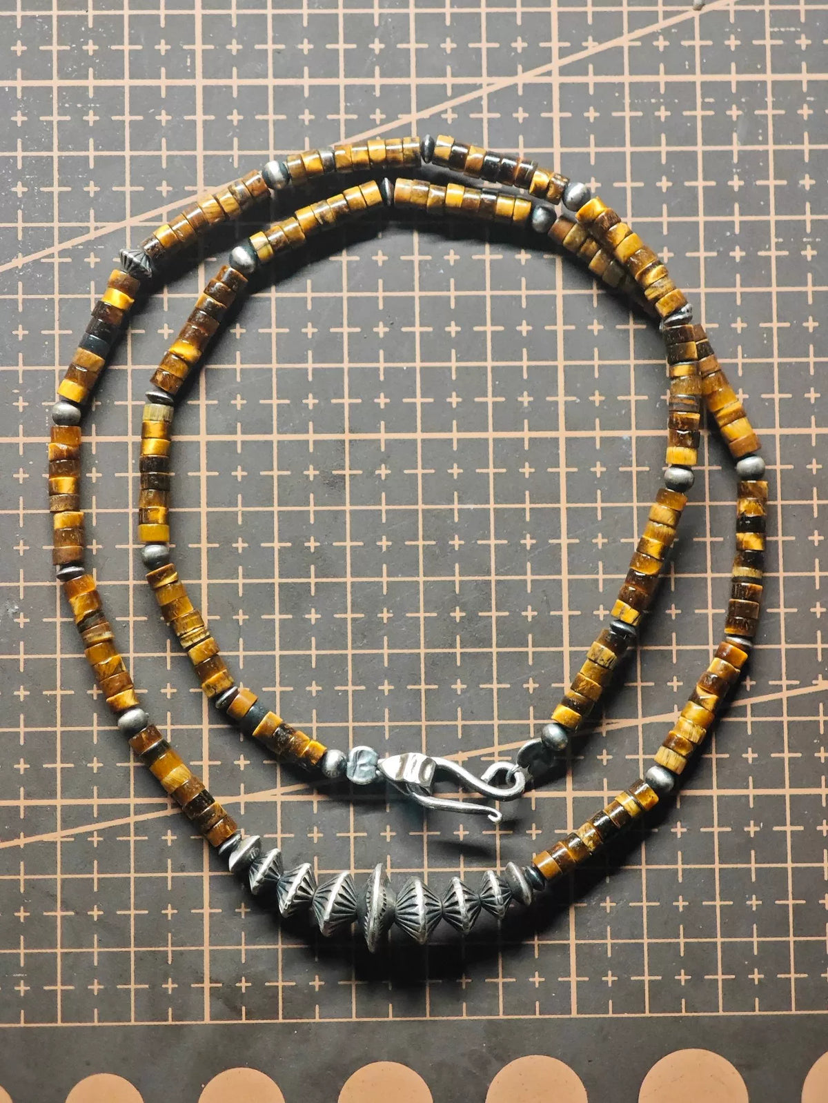 Collar de cuentas ojo de tigre y tótem navajo hecho a mano