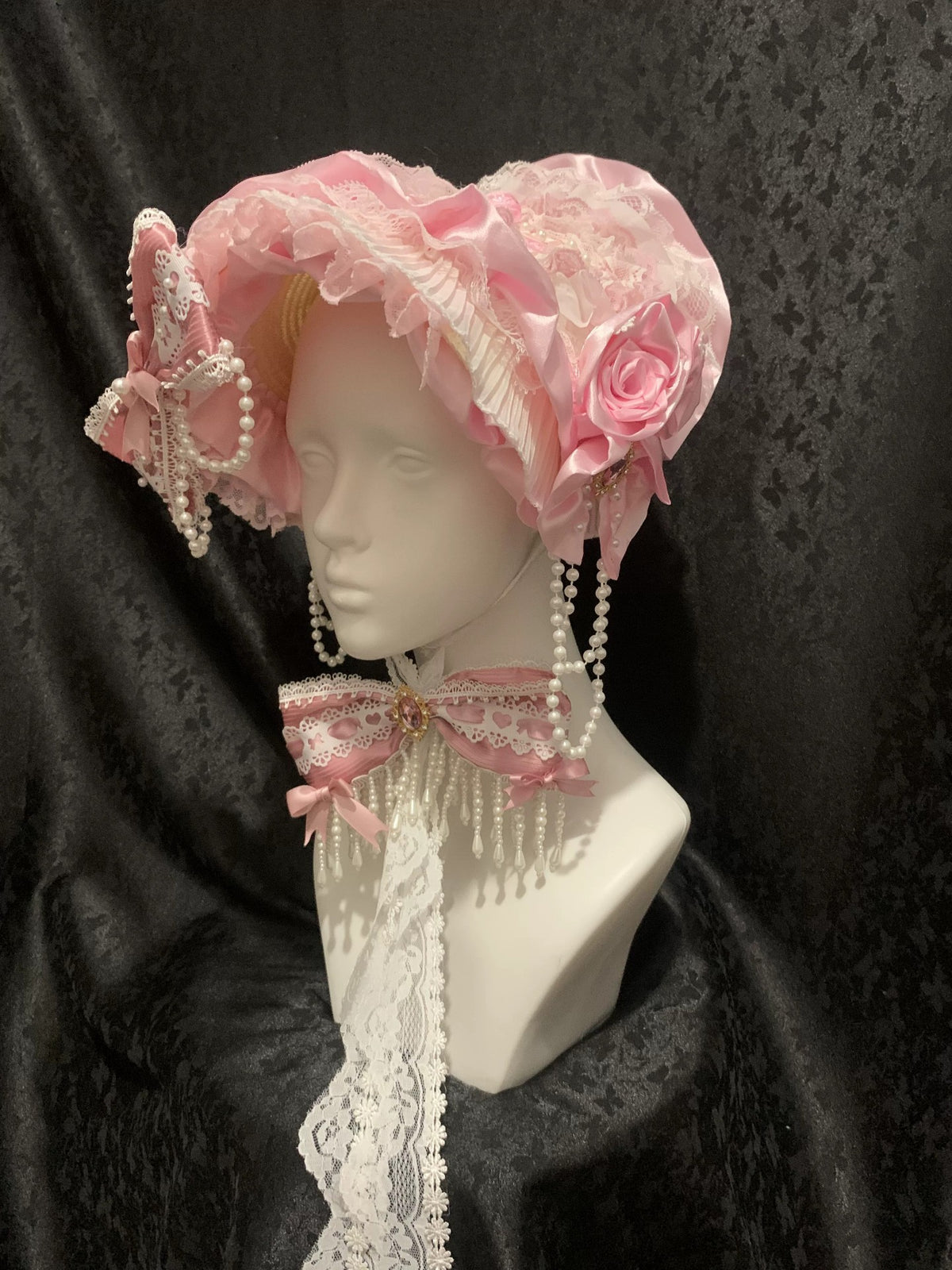 Set Cuffia Rococò in Raso Rosa e Fermagli per Capelli