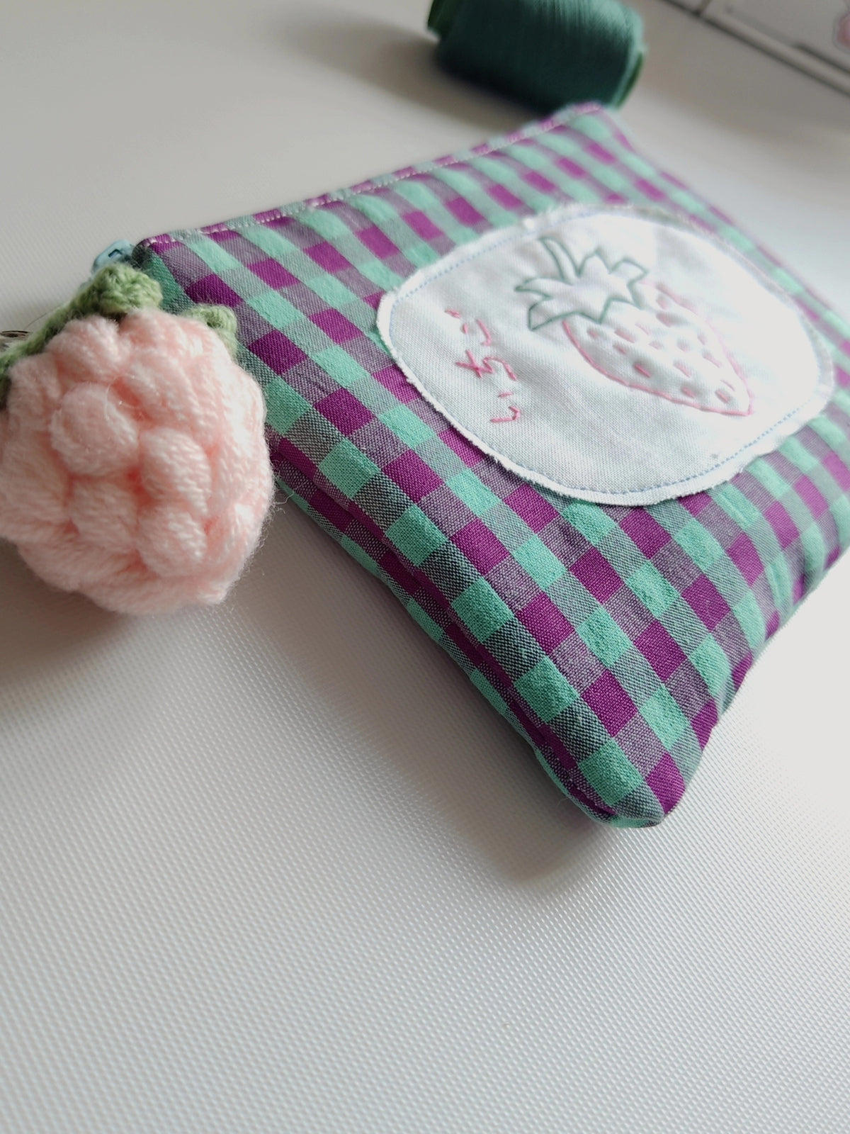 Porte-monnaie artisanal en tissu avec fraise brodée