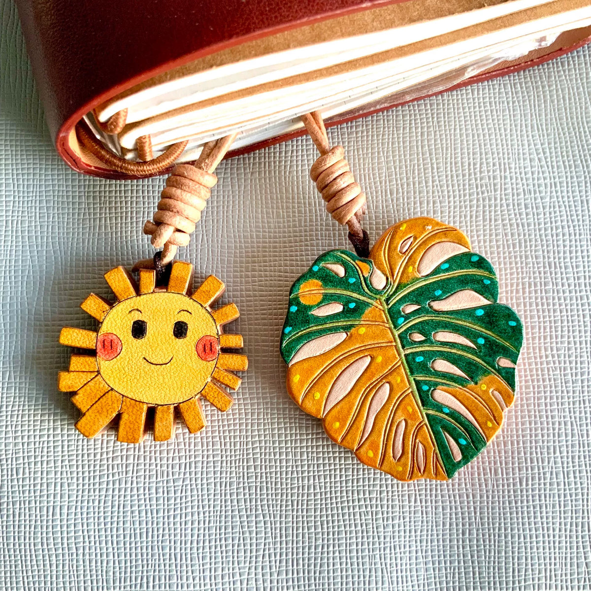Handgesneden Lederen Monstera Blad Charm