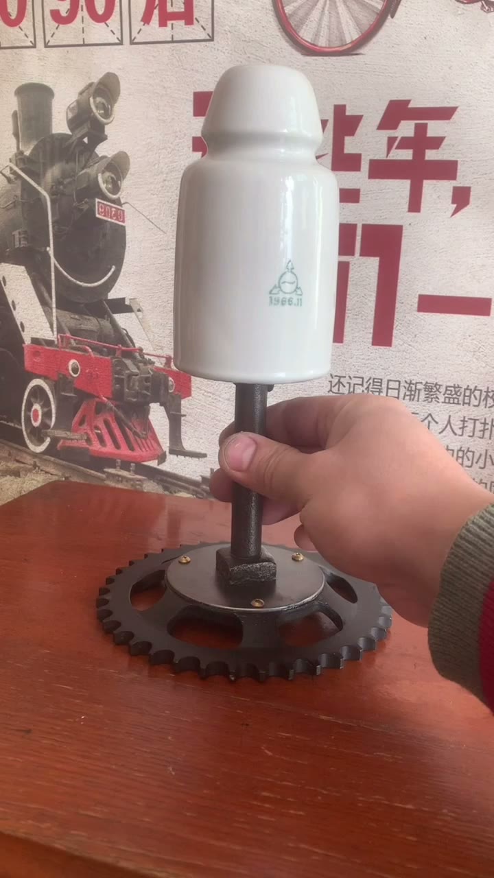白磁器の瓜型テーブルランプ