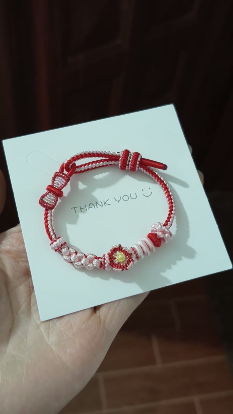 Pulsera de Flor Roja y Blanca Trenzada a Mano