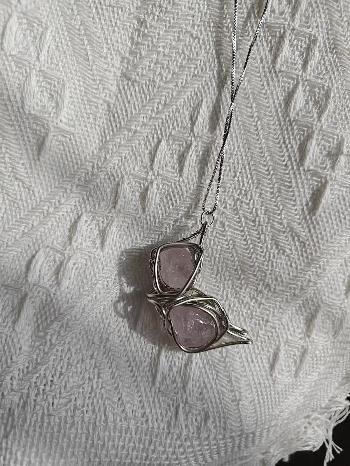 Amethyst-Schmetterlingsflügel-Halskette in Drahtoptik