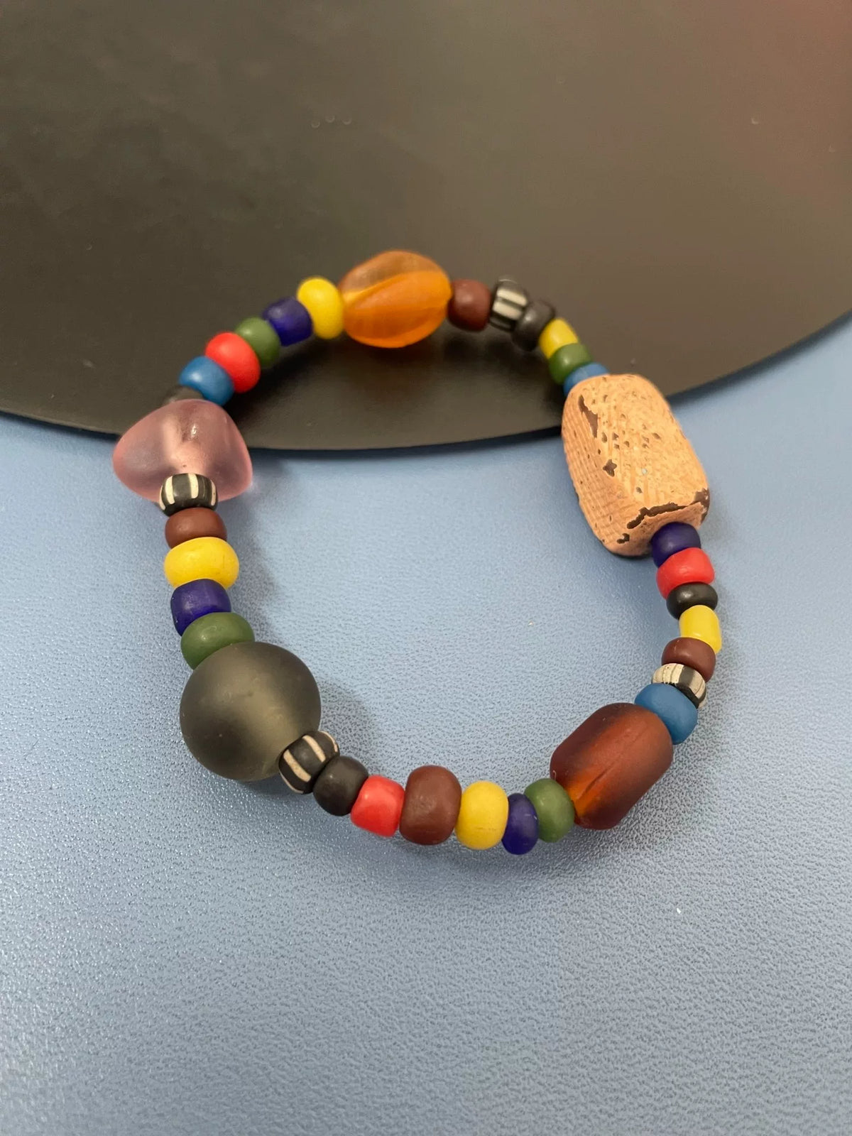 Pulsera de cuentas de vidrio y arcilla multicolor