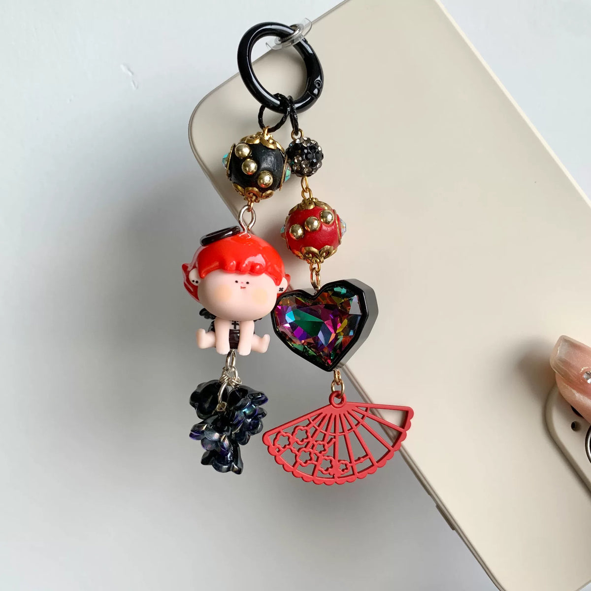 Charm per telefono con bambola strega dai capelli rossi