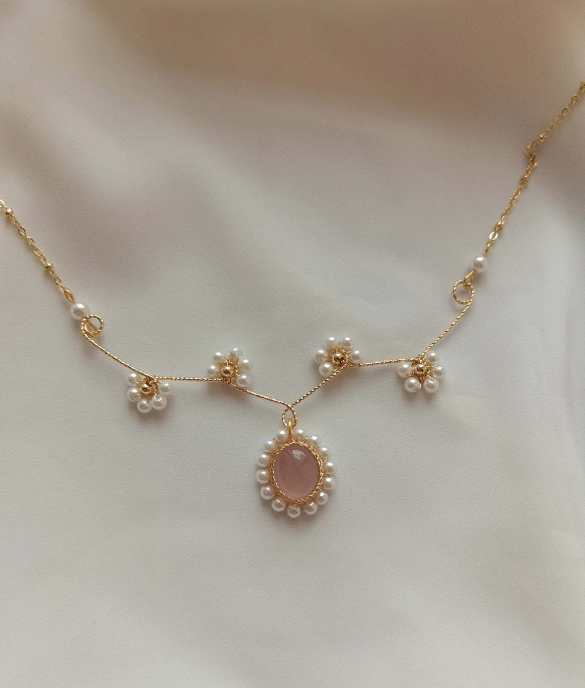 Collana con Quarzo Rosa Avvolto in Filo e Perle di Conchiglia