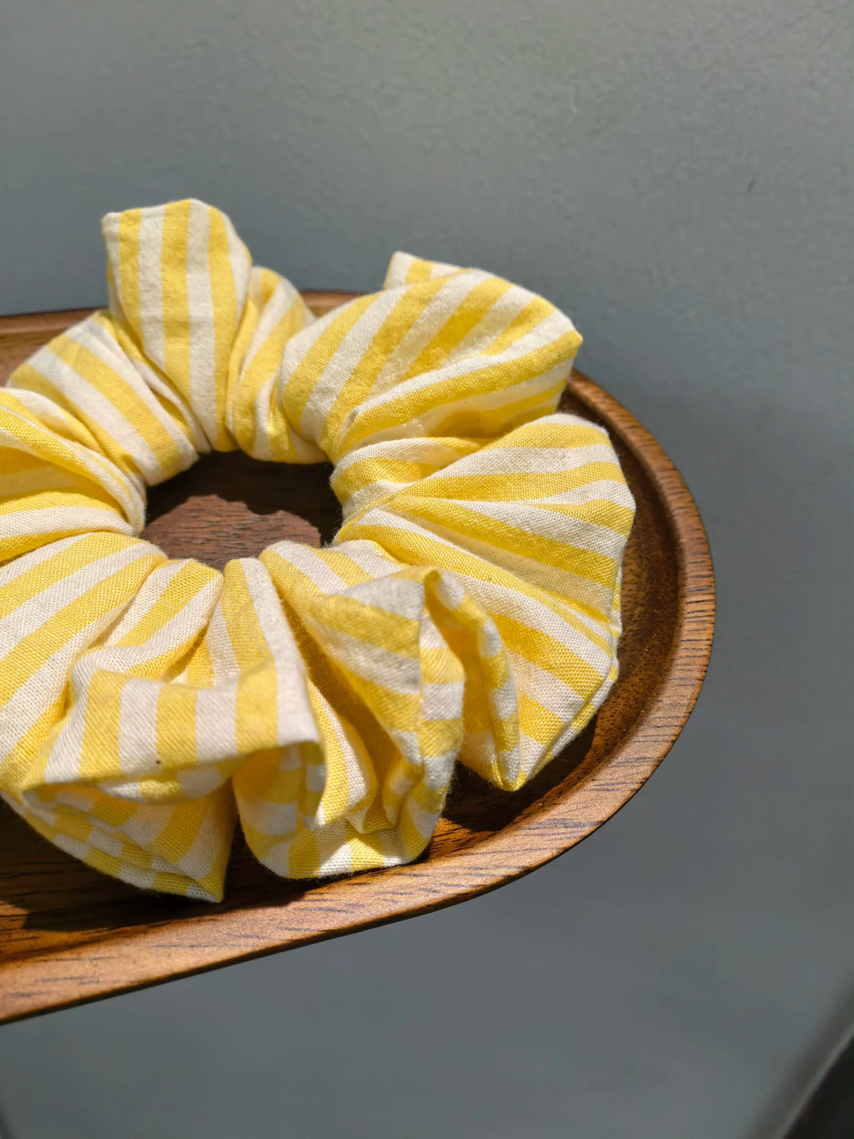Scrunchie in cotone a righe giallo limone