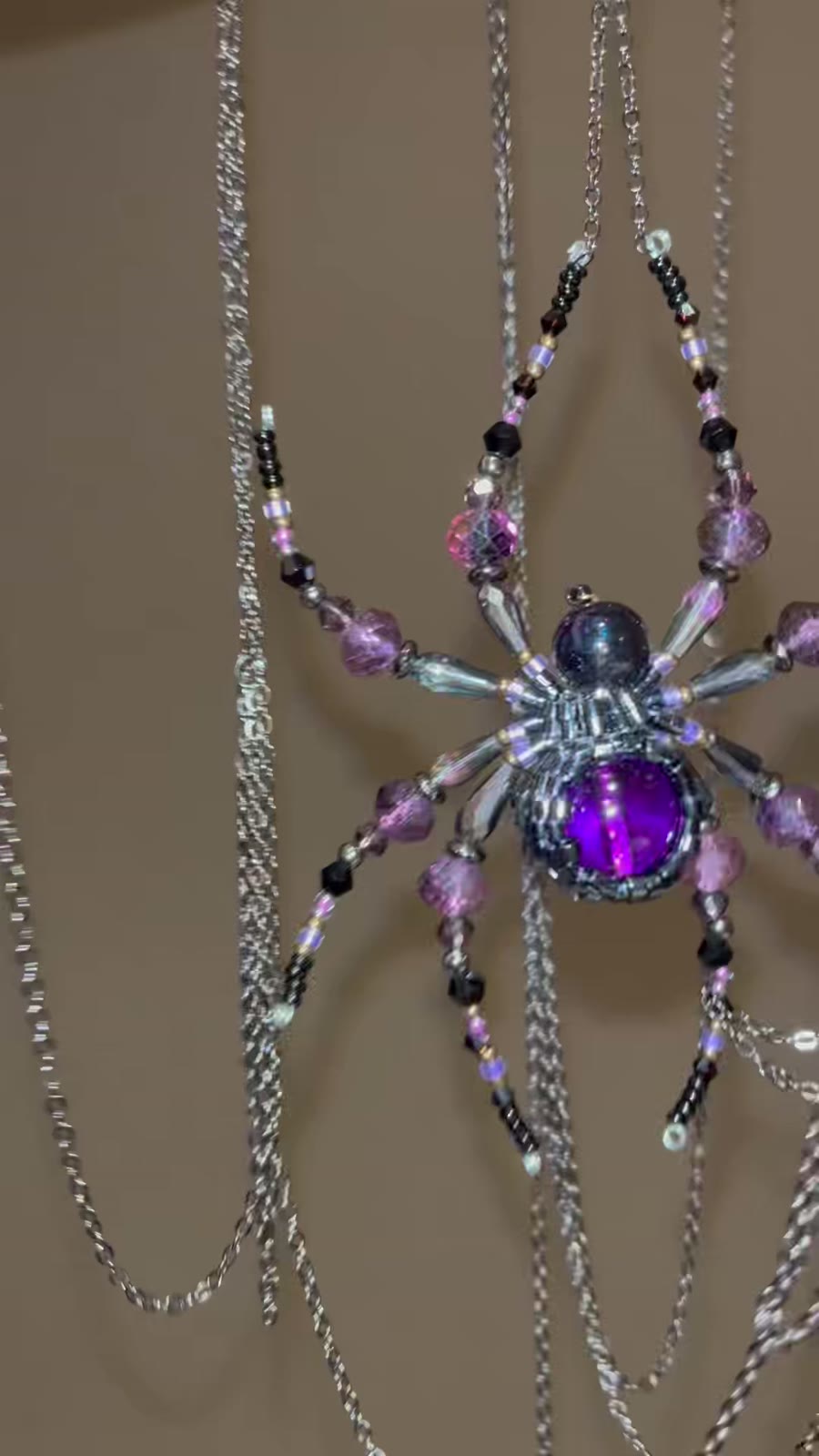 Körperschmuck-Halskette mit violetter Edelstein-Spinne