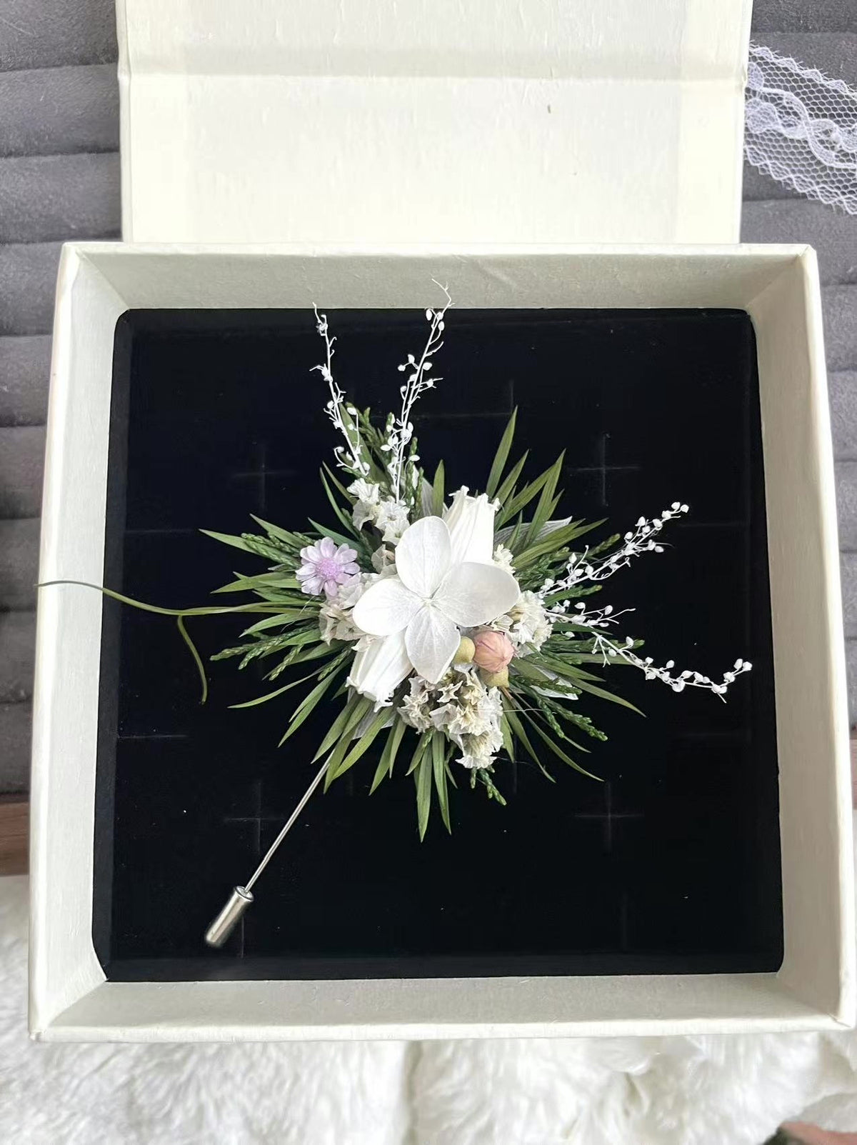 Spilla con fiori preservati mughetto bianco e viola