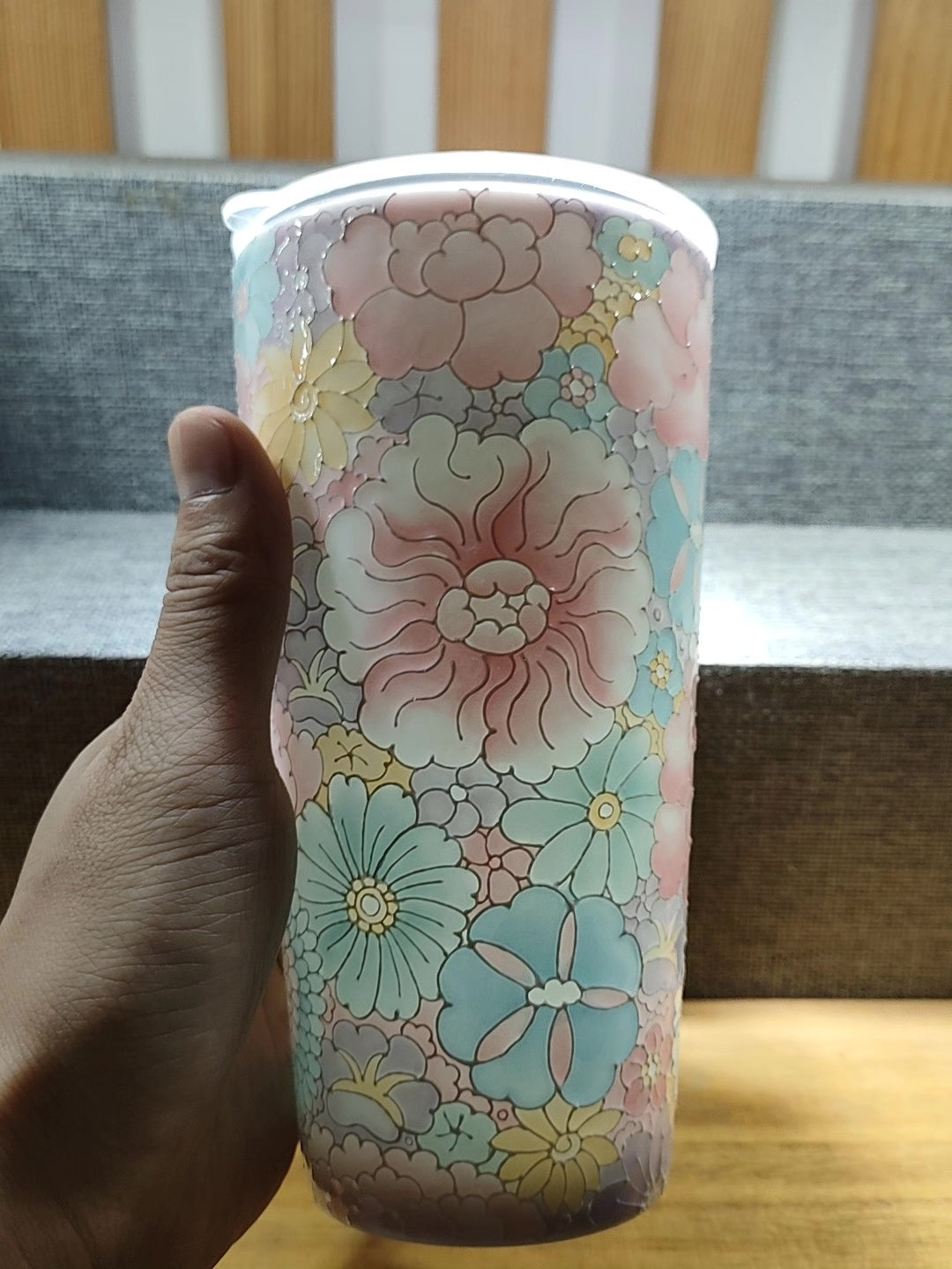 Extragraßer Jingdezhen handbemalterter floraler Keramik-Reisebecher