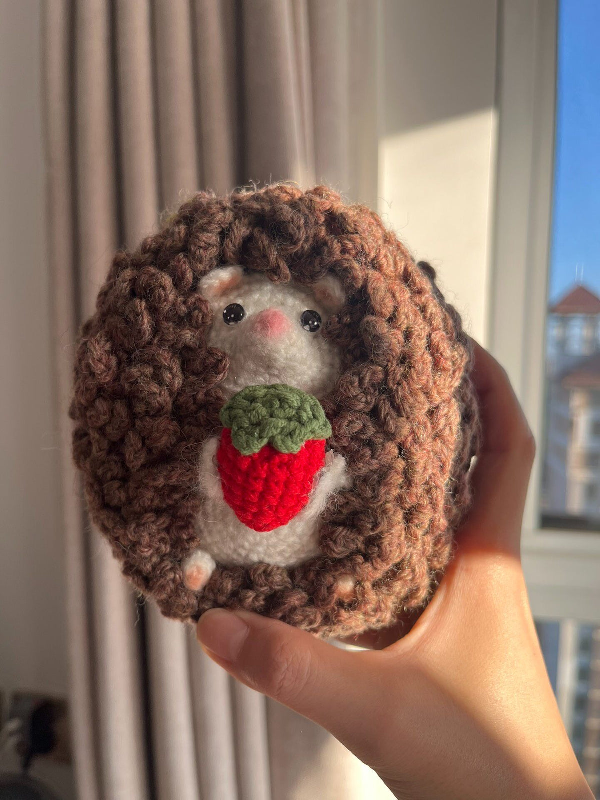 Handgehäkeltes Igel-Plüschtier mit Erdbeere