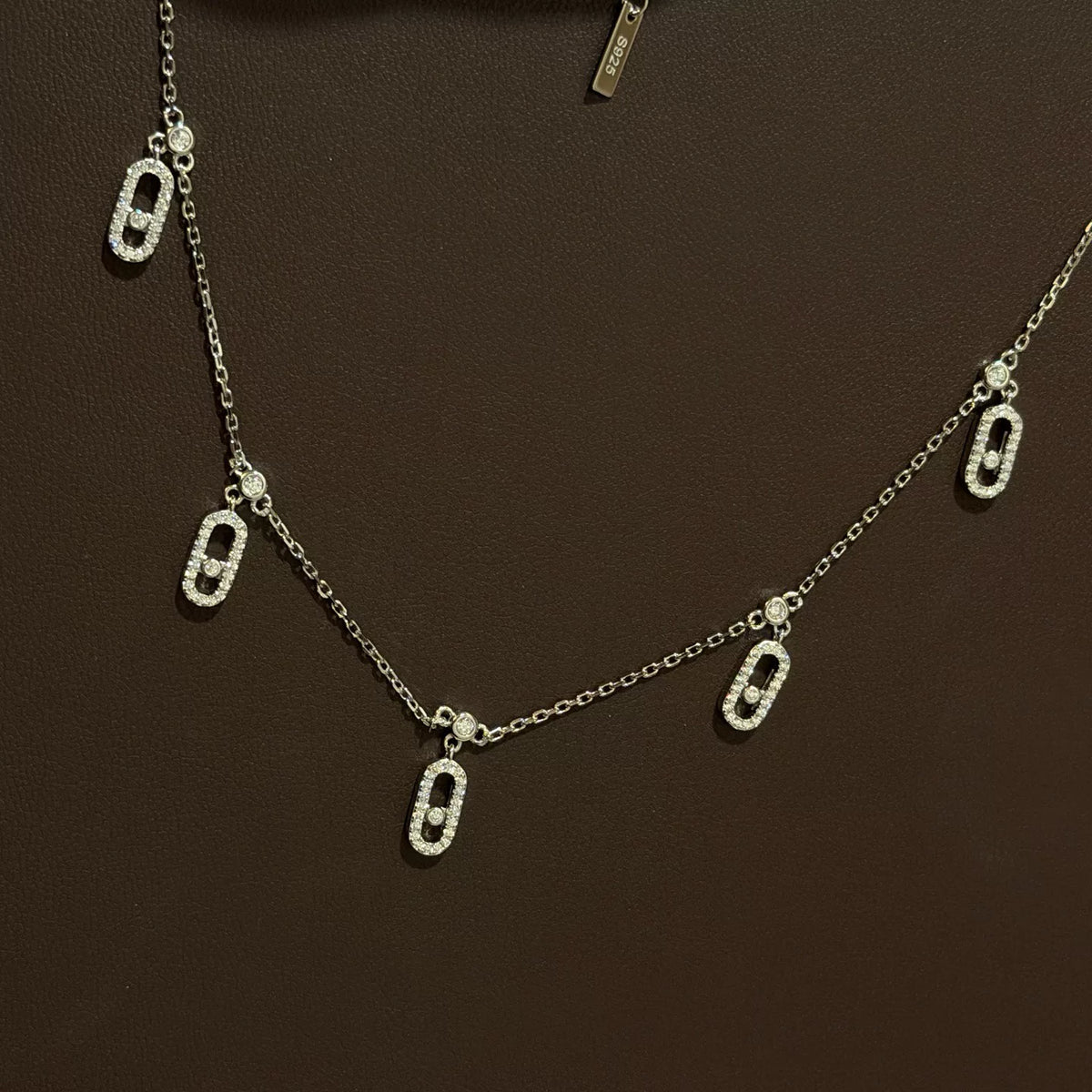 Halsband i silver med fem glidande hängen