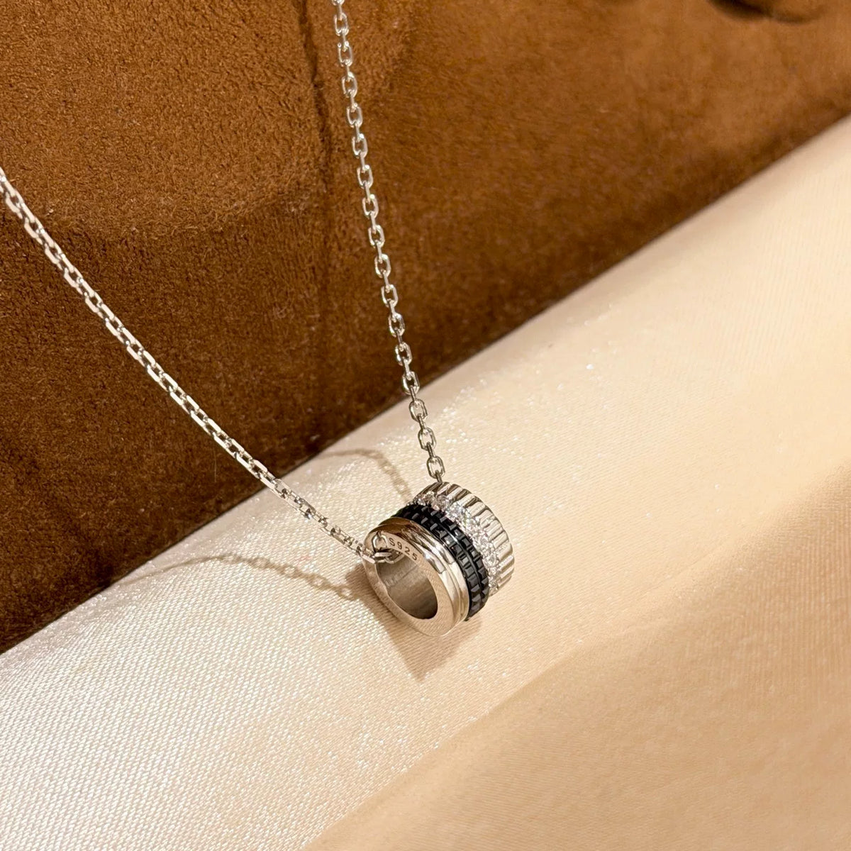 Collar baguette de cuatro filas en plata S925 con baño de rodio
